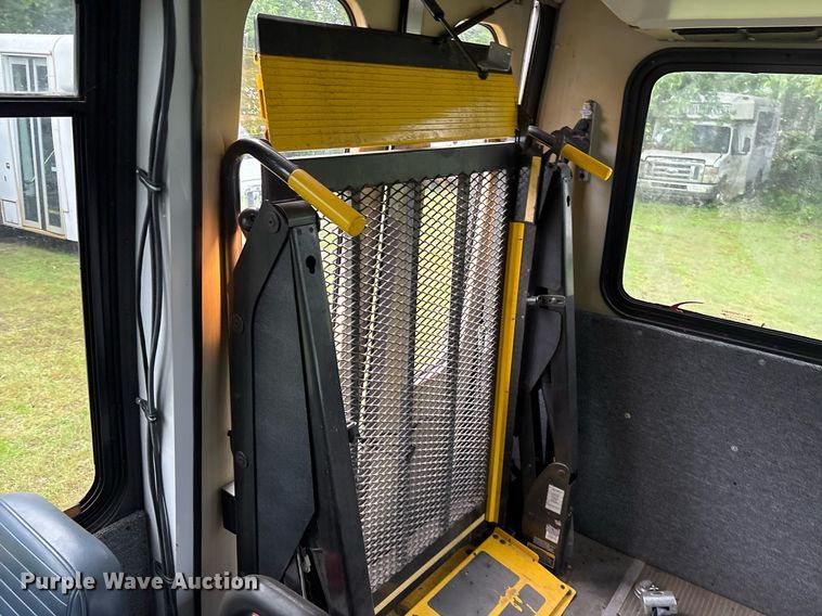 image for item DY0501 2009 Ford E450 shuttle bus