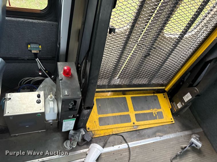 image for item DY0501 2009 Ford E450 shuttle bus