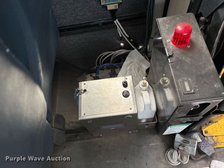 image for item DY0501 2009 Ford E450 shuttle bus