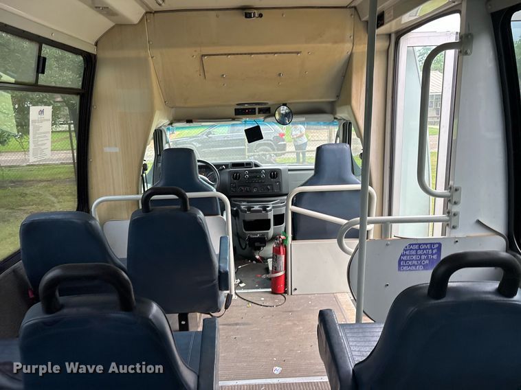 image for item DY0501 2009 Ford E450 shuttle bus