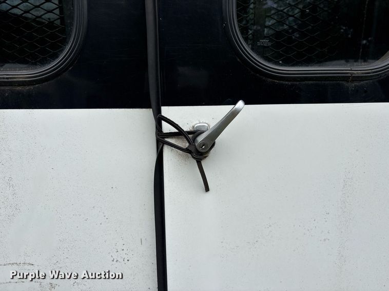 image for item DY0501 2009 Ford E450 shuttle bus