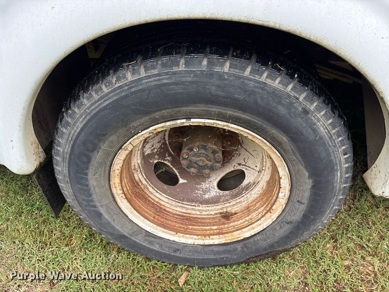 image for item DY0501 2009 Ford E450 shuttle bus