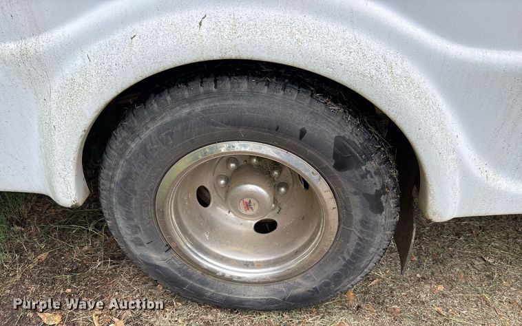 image for item DY0501 2009 Ford E450 shuttle bus