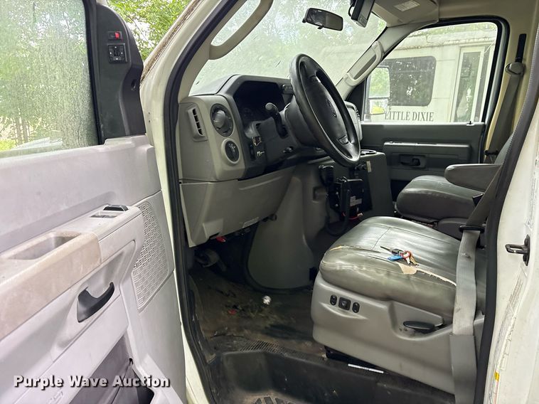 image for item DY0502 2012 Ford E350 shuttle bus