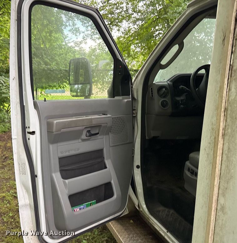 image for item DY0502 2012 Ford E350 shuttle bus