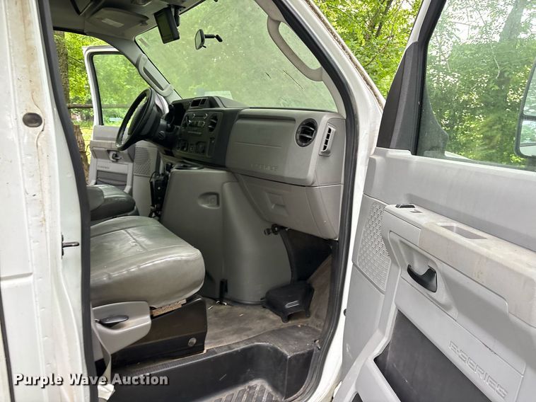 image for item DY0502 2012 Ford E350 shuttle bus