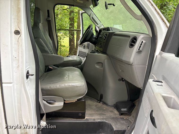 image for item DY0502 2012 Ford E350 shuttle bus