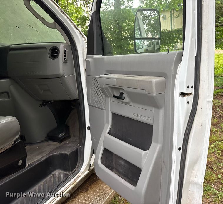 image for item DY0502 2012 Ford E350 shuttle bus