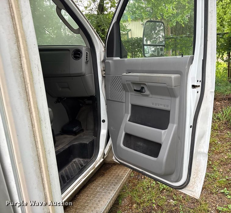 image for item DY0502 2012 Ford E350 shuttle bus