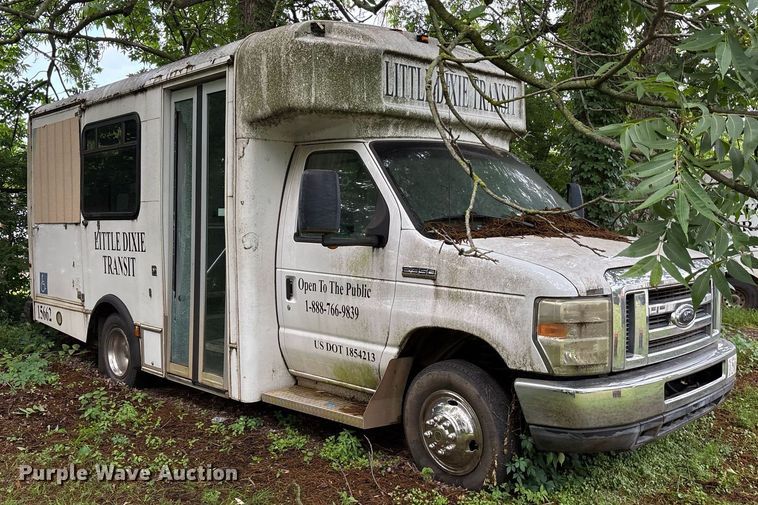 image for item DY0503 2011 Ford E350 shuttle bus