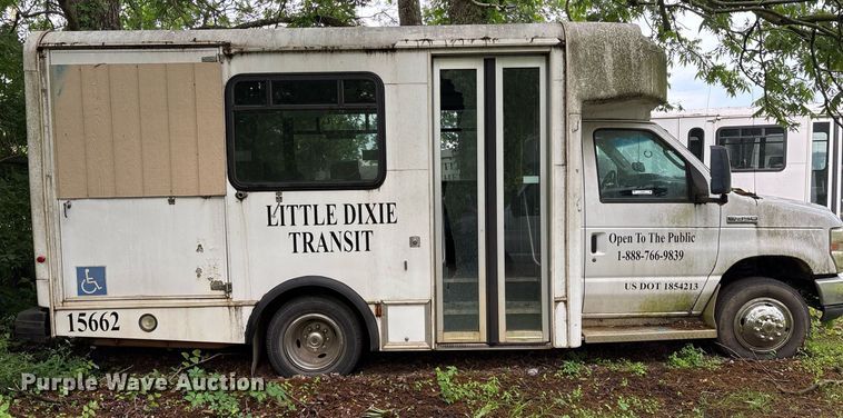 image for item DY0503 2011 Ford E350 shuttle bus