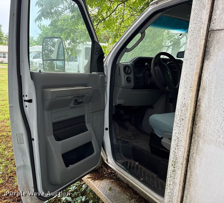 image for item DY0503 2011 Ford E350 shuttle bus