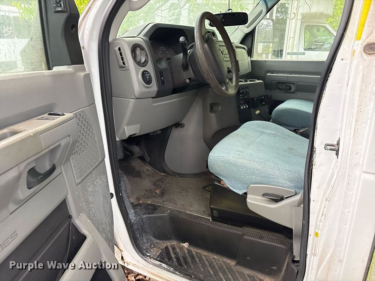 image for item DY0503 2011 Ford E350 shuttle bus