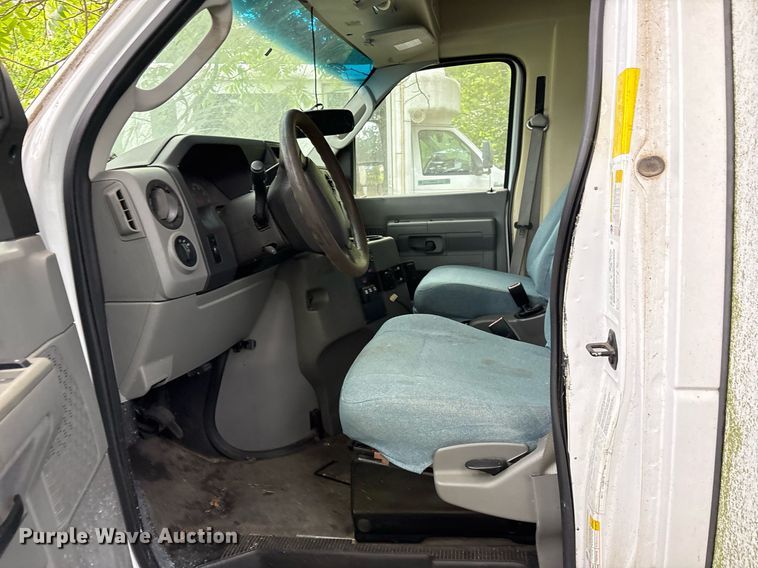 image for item DY0503 2011 Ford E350 shuttle bus