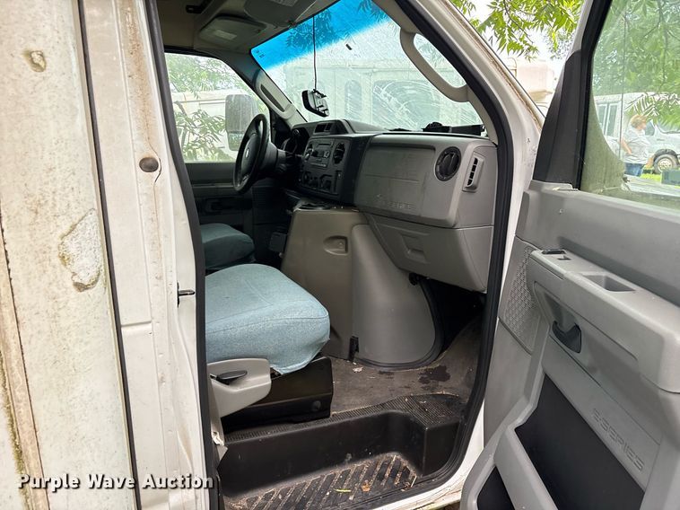 image for item DY0503 2011 Ford E350 shuttle bus