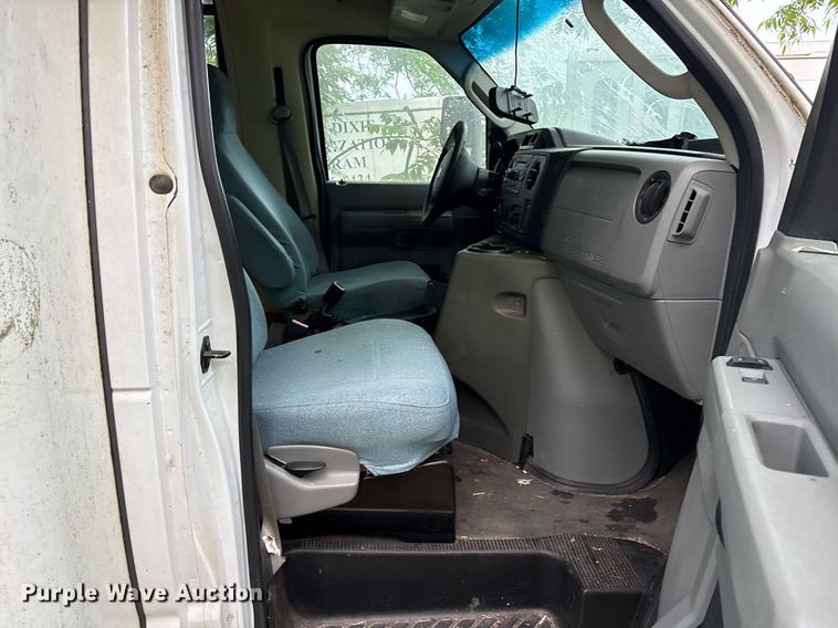 image for item DY0503 2011 Ford E350 shuttle bus