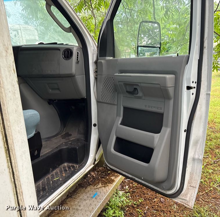 image for item DY0503 2011 Ford E350 shuttle bus