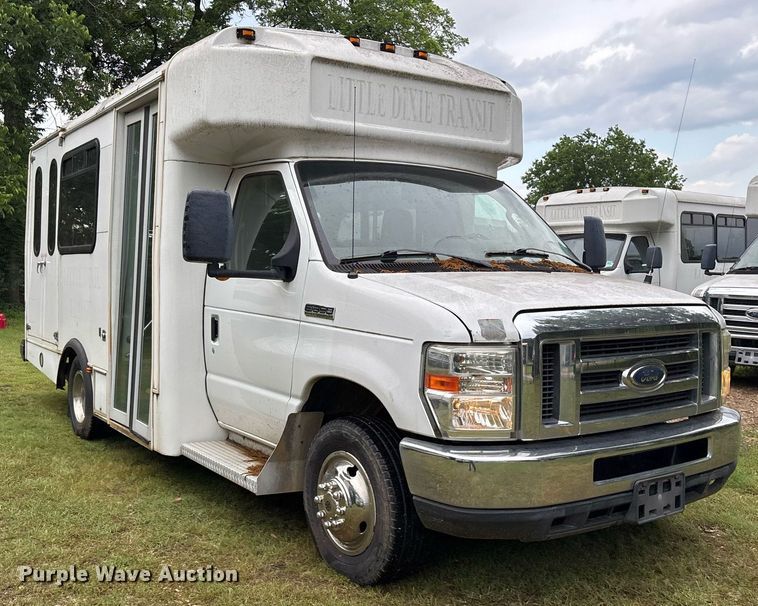image for item DY0504 2013 Ford E350 shuttle bus
