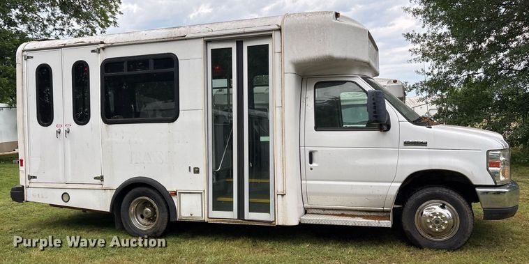 image for item DY0504 2013 Ford E350 shuttle bus