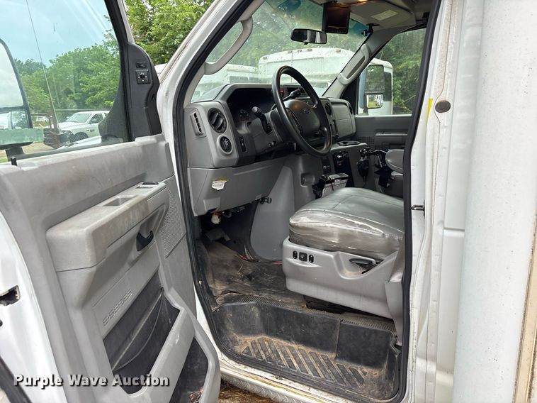 image for item DY0504 2013 Ford E350 shuttle bus