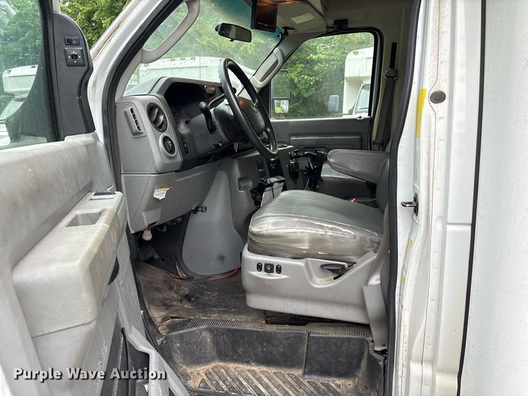 image for item DY0504 2013 Ford E350 shuttle bus