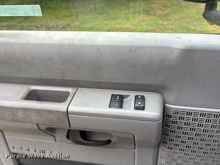 image for item DY0504 2013 Ford E350 shuttle bus