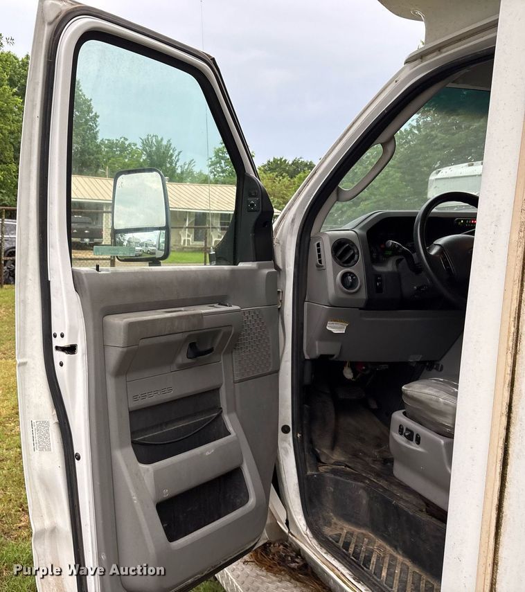 image for item DY0504 2013 Ford E350 shuttle bus