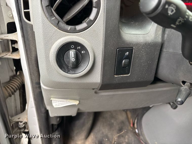 image for item DY0504 2013 Ford E350 shuttle bus