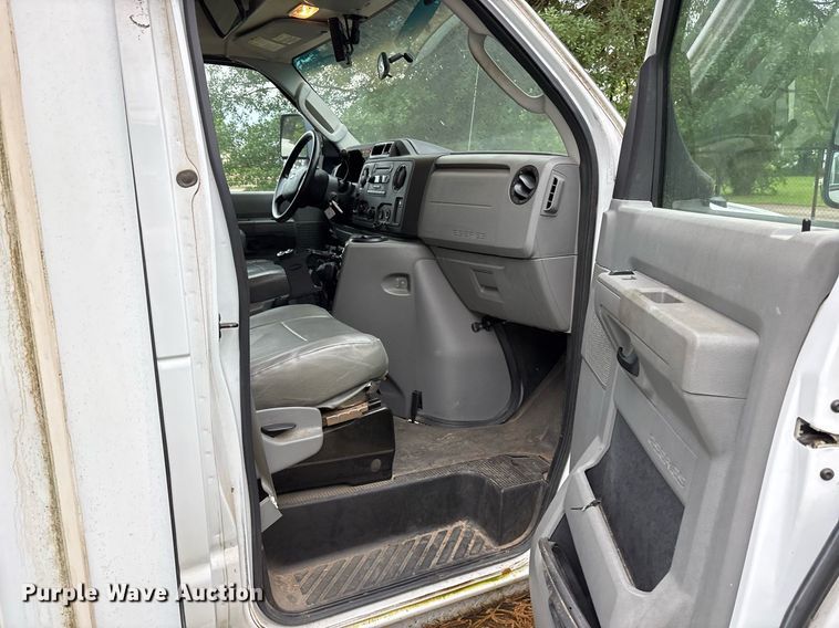 image for item DY0504 2013 Ford E350 shuttle bus