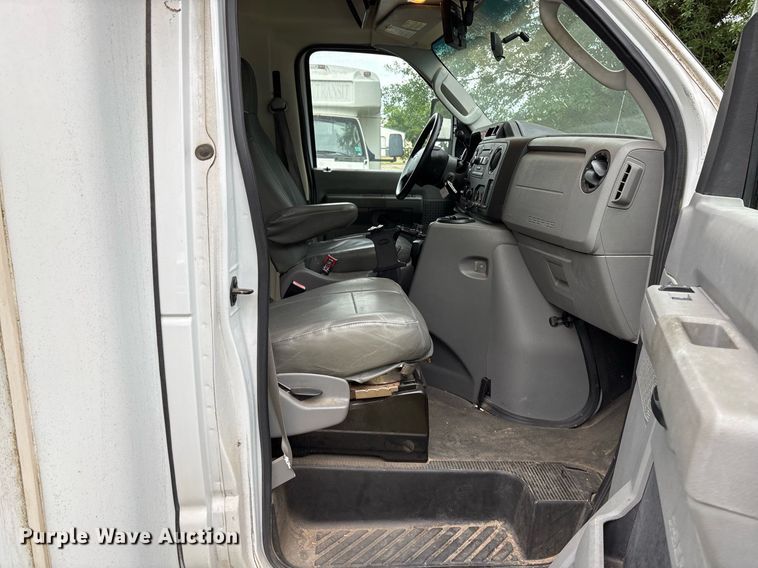 image for item DY0504 2013 Ford E350 shuttle bus