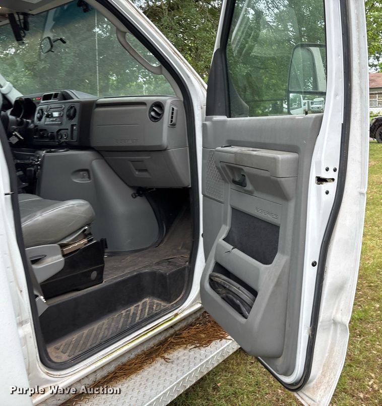 image for item DY0504 2013 Ford E350 shuttle bus