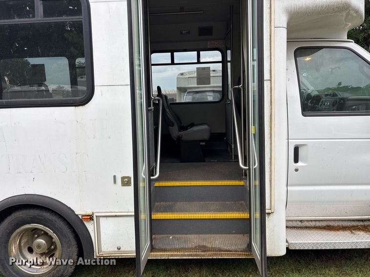 image for item DY0504 2013 Ford E350 shuttle bus