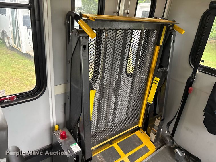 image for item DY0504 2013 Ford E350 shuttle bus