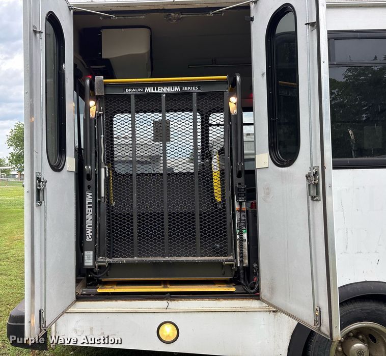 image for item DY0504 2013 Ford E350 shuttle bus