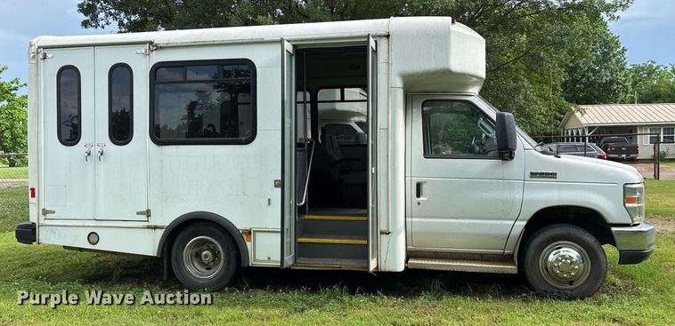 image for item DY0505 2013 Ford E350 shuttle bus