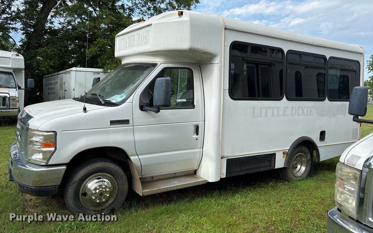 image for item DY0505 2013 Ford E350 shuttle bus