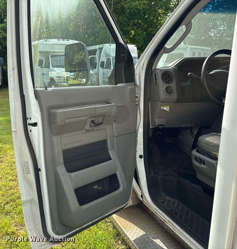 image for item DY0505 2013 Ford E350 shuttle bus