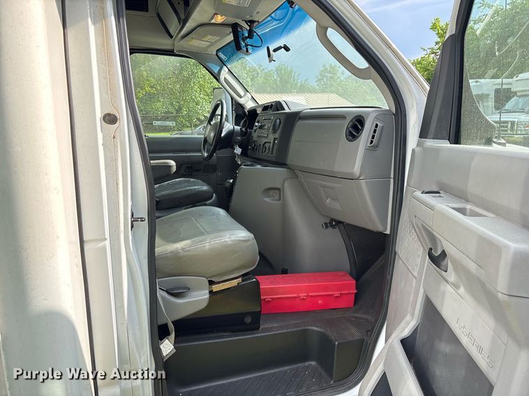 image for item DY0505 2013 Ford E350 shuttle bus