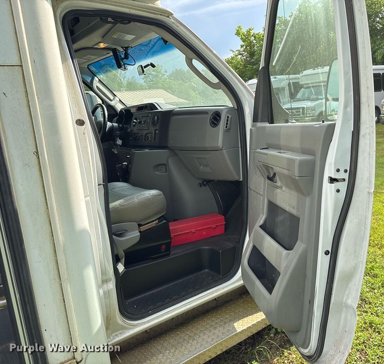 image for item DY0505 2013 Ford E350 shuttle bus