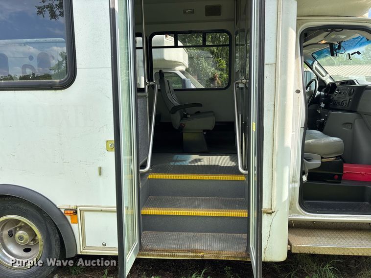 image for item DY0505 2013 Ford E350 shuttle bus