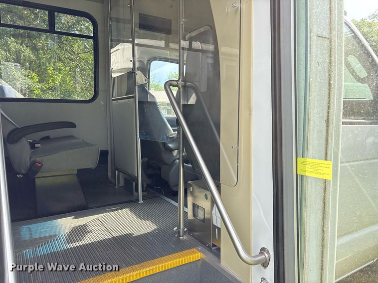 image for item DY0505 2013 Ford E350 shuttle bus