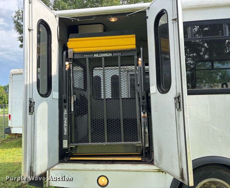 image for item DY0505 2013 Ford E350 shuttle bus