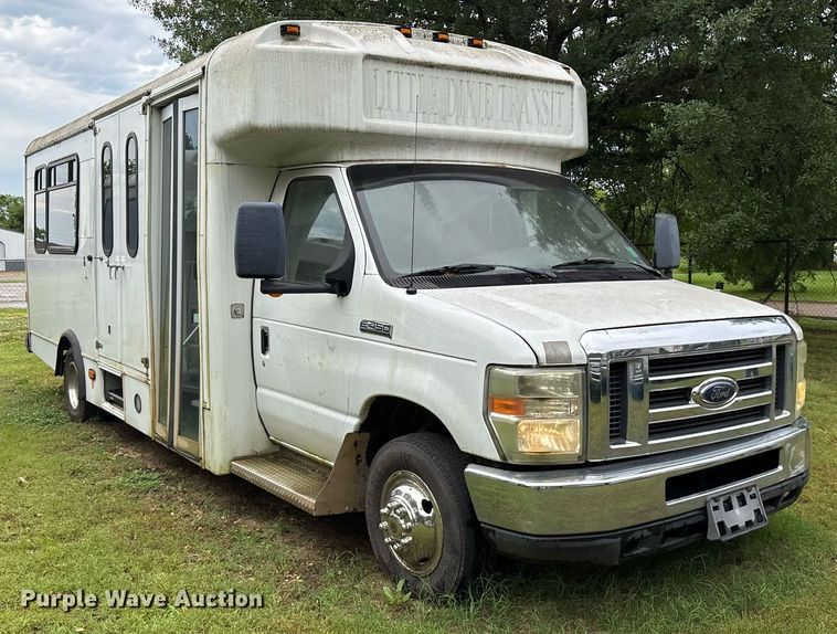 image for item DY0506 2009 Ford E450 shuttle bus