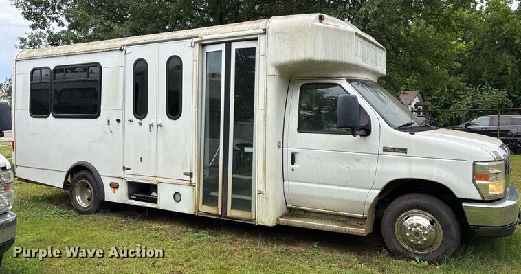 image for item DY0506 2009 Ford E450 shuttle bus