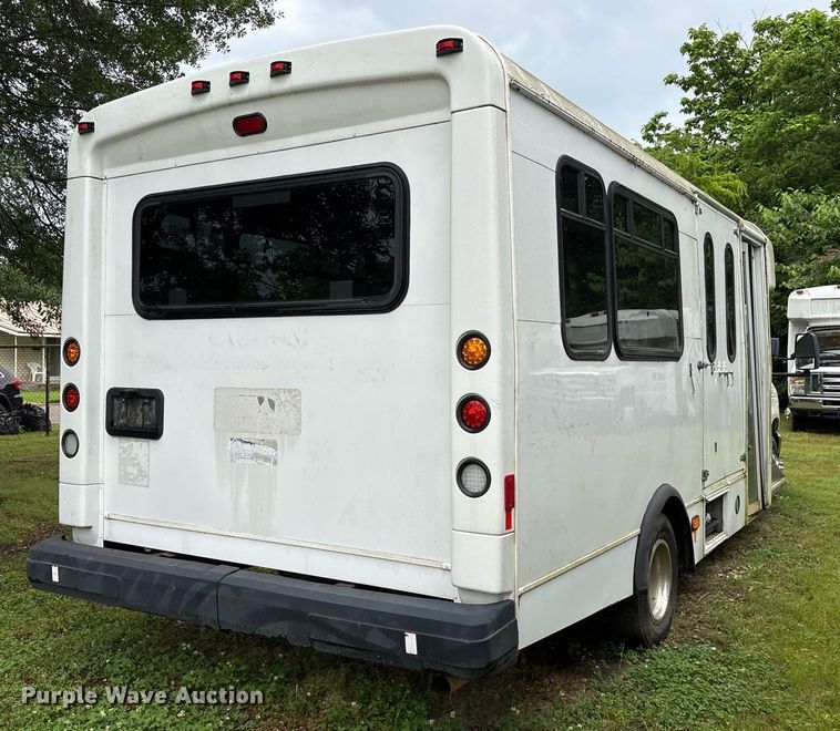 image for item DY0506 2009 Ford E450 shuttle bus