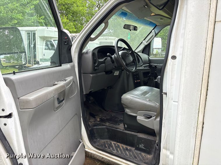 image for item DY0506 2009 Ford E450 shuttle bus