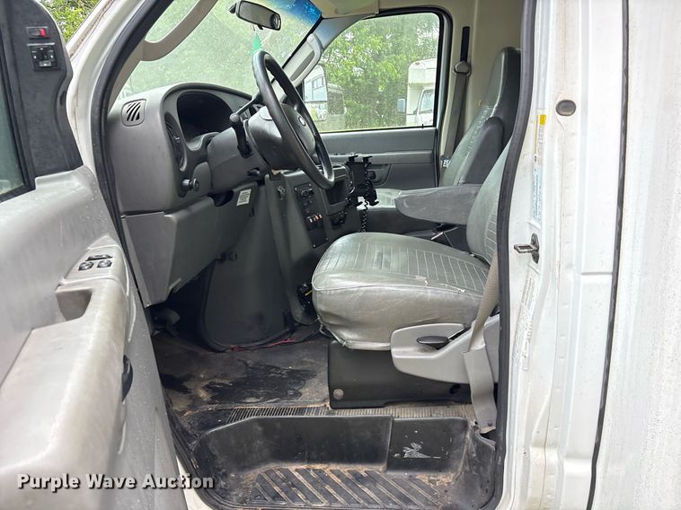 image for item DY0506 2009 Ford E450 shuttle bus