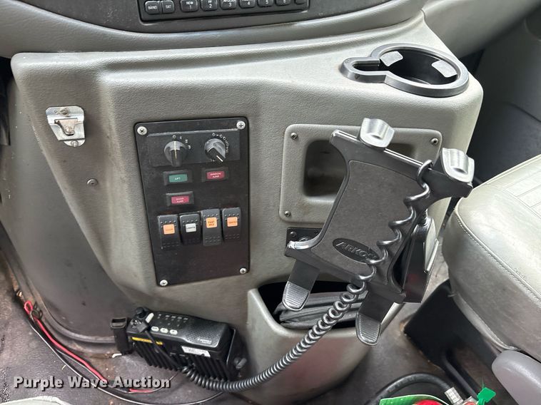 image for item DY0506 2009 Ford E450 shuttle bus