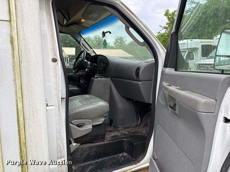 image for item DY0506 2009 Ford E450 shuttle bus