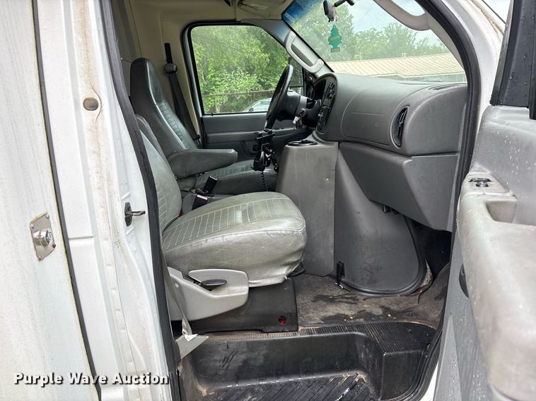 image for item DY0506 2009 Ford E450 shuttle bus